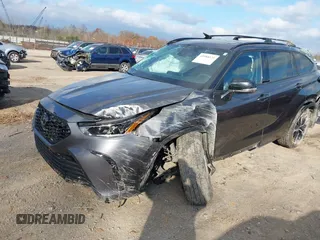 2022 Toyota Highlander XSE z VIN 5TDLZRBH2NS218214, wystawiony jako IAAI lot #40988121 z przebiegiem 56 988 mil mil oraz . Historia ofert i sprzedaży dostępna na DreamBid. Obrazek 2.