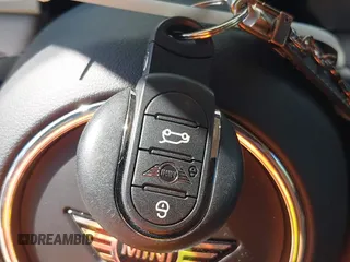 2023 MINI Hardtop Cooper S z VIN WMW53DH09P2T51901, wystawiony jako IAAI lot #42108680 z przebiegiem 14 311 mil mil oraz . Historia ofert i sprzedaży dostępna na DreamBid. Obrazek 11.