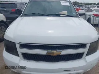 2007 Chevrolet Suburban LTZ z VIN 3GNFC16J77G300428, wystawiony jako IAAI lot #42279084 z przebiegiem Nie podano mil oraz . Historia ofert i sprzedaży dostępna na DreamBid. Obrazek 10.