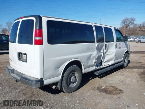 2018 Chevrolet Express Passenger LT z VIN 1GAZGPFGXJ1326392, wystawiony jako IAAI lot #41591765 z przebiegiem 350 366 mil mil oraz . Historia ofert i sprzedaży dostępna na DreamBid. Obrazek 4.