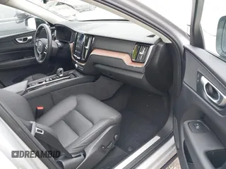 2024 Volvo XC60 Plus Dark Theme z VIN YV4L12RL5R1885058, wystawiony jako IAAI lot #42167034 z przebiegiem 25 886 mil mil oraz . Historia ofert i sprzedaży dostępna na DreamBid. Obrazek 5.