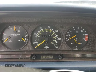 1991 Mercedes-Benz 190 z VIN WDBDA29D3MF767780, wystawiony jako Copart lot #57215785 z przebiegiem 200 216 mil mil oraz Tytuł czysty. Historia ofert i sprzedaży dostępna na DreamBid. Obrazek 9.