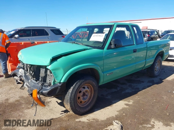 2002 Chevrolet S-10 LS with VIN 1GCDT19W228228916, listed as a IAAI auction lot 40902812 with 247,233 mi miles. Bid and sale history available at carsss.com. Image 18.