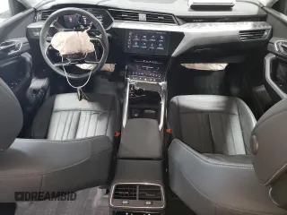 2024 Audi Q8 e-tron Premium Plus z VIN WA15AAGE9RB025792, wystawiony jako Copart lot #74004454 z przebiegiem 9 852 mil mil oraz Szkoda całkowita • Salvage title. Historia ofert i sprzedaży dostępna na DreamBid. Obrazek 8.