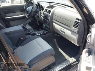 2007 Dodge Nitro SLT z VIN 1D8GT58K27W578490, wystawiony jako IAAI lot #42335125 z przebiegiem 125 826 mil mil oraz . Historia ofert i sprzedaży dostępna na DreamBid. Obrazek 5.