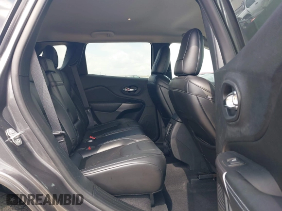 2019 Jeep Cherokee Latitude Plus z VIN 1C4PJLLB2KD333239, wystawiony jako IAAI lot #42144451 z przebiegiem 64 828 mil mil oraz . Historia ofert i sprzedaży dostępna na DreamBid. Obrazek 8.