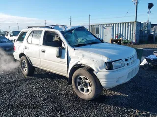 2001 Isuzu Rodeo S with VIN 4S2DM58W014335513, listed as a IAAI auction lot 41529329 with 173,891 mi miles. Bid and sale history available at carsss.com. Image 1.