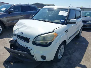 2013 Kia Soul with VIN KNDJT2A52D7568507, listed as a IAAI auction lot 41782739 with 119,285 mi miles. Bid and sale history available at carsss.com. Image 2.