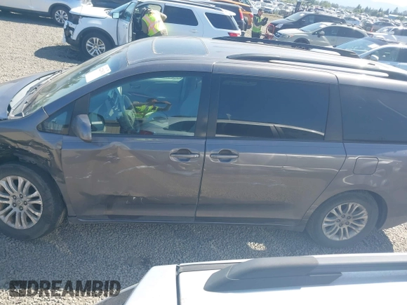 2011 Toyota Sienna XLE AAS z VIN 5TDYK3DC9BS133603, wystawiony jako IAAI lot #42218111 z przebiegiem 227 329 mil mil oraz . Historia ofert i sprzedaży dostępna na DreamBid. Obrazek 14.