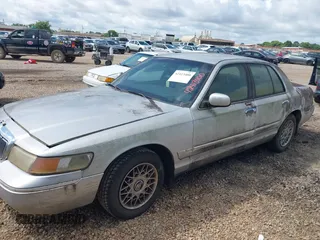 2002 Mercury Grand Marquis GS z VIN 2MEFM74W92X607734, wystawiony jako IAAI lot #42413400 z przebiegiem 209 565 mil mil oraz . Historia ofert i sprzedaży dostępna na DreamBid. Obrazek 2.