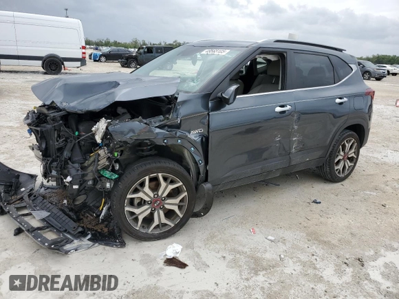 2021 Kia Seltos SX z VIN KNDETCA27M7203303, wystawiony jako Copart lot #48563105 z przebiegiem 51 176 mil mil oraz Nie do naprawy • Non repairable. Historia ofert i sprzedaży dostępna na DreamBid. Obrazek 1.