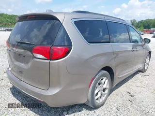 2017 Chrysler Pacifica Touring L z VIN 2C4RC1BG9HR668654, wystawiony jako IAAI lot #42452032 z przebiegiem 170 018 mil mil oraz . Historia ofert i sprzedaży dostępna na DreamBid. Obrazek 4.