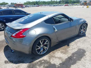 2013 Nissan 370Z Touring z VIN JN1AZ4EH2DM384011, wystawiony jako IAAI lot #42274166 z przebiegiem 87 499 mil mil oraz . Historia ofert i sprzedaży dostępna na DreamBid. Obrazek 4.