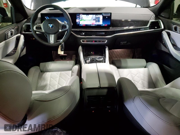2025 BMW X6 xDrive40i z VIN 5UX33EX08S9Y77906, wystawiony jako Copart lot #53037505 z przebiegiem 2 923 mil mil oraz Czysty tytuł • Clean title. Historia ofert i sprzedaży dostępna na DreamBid. Obrazek 8.