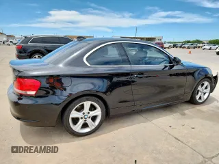 2012 BMW 1 Series 128i z VIN WBAUP7C56CVP22820, wystawiony jako Copart lot #56007435 z przebiegiem 75 161 mil mil oraz Czysty tytuł • Clean title. Historia ofert i sprzedaży dostępna na DreamBid. Obrazek 3.