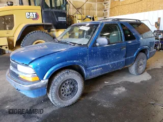 2000 Chevrolet Blazer LS z VIN 1GNCT18W6YK232581, wystawiony jako Copart lot #60684535 z przebiegiem 187 093 mil mil oraz Czysty tytuł • Clean title. Historia ofert i sprzedaży dostępna na DreamBid. Obrazek 1.