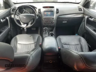 2014 Kia Sorento SX z VIN 5XYKW4A73EG459387, wystawiony jako Copart lot #56568634 z przebiegiem 145 151 mil mil oraz Szkoda całkowita • Salvage title. Historia ofert i sprzedaży dostępna na DreamBid. Obrazek 8.