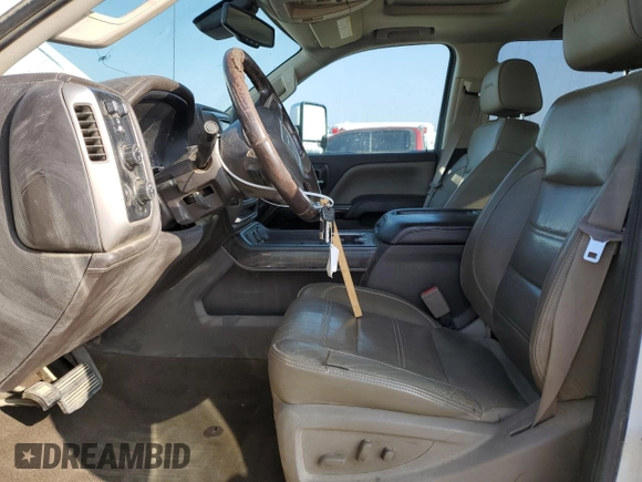 2015 GMC Sierra 3500HD Denali z VIN 1GT424E81FF659731, wystawiony jako Copart lot #83586924 z przebiegiem 182 534 mil mil oraz Szkoda całkowita • Salvage title. Historia ofert i sprzedaży dostępna na DreamBid. Obrazek 7.