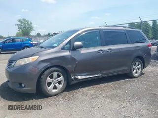 2012 Toyota Sienna LE AAS z VIN 5TDKK3DC9CS252274, wystawiony jako IAAI lot #42553516 z przebiegiem 311 650 mil mil oraz . Historia ofert i sprzedaży dostępna na DreamBid. Obrazek 6.
