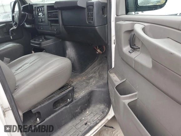 2015 Chevrolet Express Cargo z VIN 1GCWGFCF7F1180265, wystawiony jako Copart lot #44005045 z przebiegiem 332 854 mil mil oraz Czysty tytuł • Clean title. Historia ofert i sprzedaży dostępna na DreamBid. Obrazek 8.