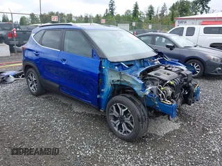 2021 Kia Seltos EX z VIN KNDERCAA4M7196056, wystawiony jako IAAI lot #42374650 z przebiegiem 41 902 mil mil oraz . Historia ofert i sprzedaży dostępna na DreamBid. Obrazek 1.