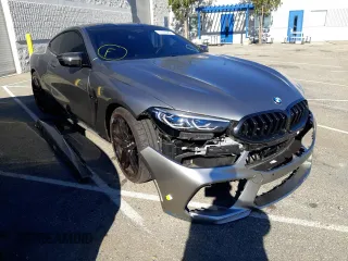 2022 BMW M8 Competition z VIN WBSAE0C02NCG99859, wystawiony jako Copart lot #70144082 z przebiegiem 13 504 mil mil oraz . Historia ofert i sprzedaży dostępna na DreamBid. Obrazek 4.