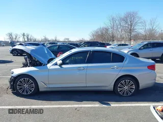2019 BMW 5 Series 530i xDrive z VIN WBAJA7C59KG909704, wystawiony jako IAAI lot #41740440 z przebiegiem Nie podano mil oraz . Historia ofert i sprzedaży dostępna na DreamBid. Obrazek 14.