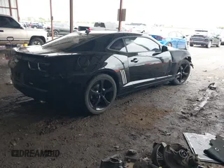 2013 Chevrolet Camaro LS z VIN 2G1FA1E31D9137775, wystawiony jako IAAI lot #42116988 z przebiegiem 298 764 mil mil oraz . Historia ofert i sprzedaży dostępna na DreamBid. Obrazek 4.