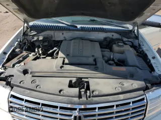 2008 Lincoln Navigator z VIN 5LMFL28538LJ10296, wystawiony jako Copart lot #60555325 z przebiegiem 225 462 mil mil oraz Czysty tytuł • Clean title. Historia ofert i sprzedaży dostępna na DreamBid. Obrazek 12.