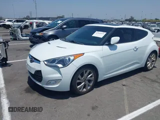 2012 Hyundai Veloster w/Black Int z VIN KMHTC6AD5CU056209, wystawiony jako IAAI lot #42565571 z przebiegiem 137 908 mil mil oraz . Historia ofert i sprzedaży dostępna na DreamBid. Obrazek 2.