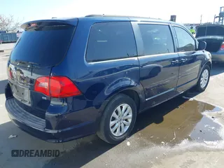2013 Volkswagen Routan SE z VIN 2C4RVABG0DR724632, wystawiony jako IAAI lot #42313347 z przebiegiem 191 524 mil mil oraz . Historia ofert i sprzedaży dostępna na DreamBid. Obrazek 4.