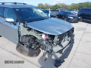 2025 Toyota Highlander Hybrid Platinum z VIN 5TDEBRCH0SS651408, wystawiony jako IAAI lot #41750433 z przebiegiem 6 705 mil mil oraz . Historia ofert i sprzedaży dostępna na DreamBid. Obrazek 6.