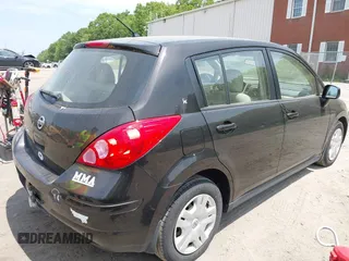 2011 Nissan Versa S z VIN 3N1BC1CP6BL513812, wystawiony jako IAAI lot #42437365 z przebiegiem 158 449 mil mil oraz . Historia ofert i sprzedaży dostępna na DreamBid. Obrazek 4.