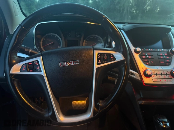 2017 GMC Terrain SLT z VIN 2GKFLUE34H6192039, wystawiony jako Copart lot #60246395 z przebiegiem 146 486 mil mil oraz Czysty tytuł • Clean title. Historia ofert i sprzedaży dostępna na DreamBid. Obrazek 9.