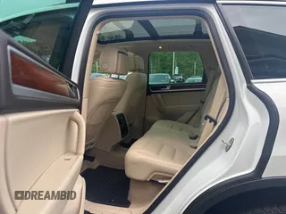 2013 Volkswagen Touareg Lux z VIN WVGEF9BP3DD005660, wystawiony jako IAAI lot #42463361 z przebiegiem 145 056 mil mil oraz . Historia ofert i sprzedaży dostępna na DreamBid. Obrazek 8.