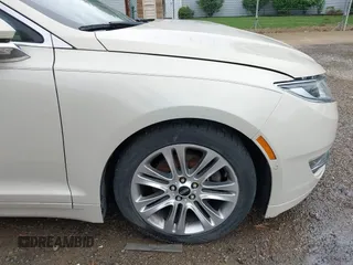 2014 Lincoln MKZ z VIN 3LN6L2G95ER808560, wystawiony jako IAAI lot #42288383 z przebiegiem 97 298 mil mil oraz . Historia ofert i sprzedaży dostępna na DreamBid. Obrazek 19.