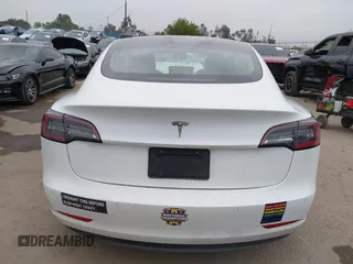2020 Tesla Model 3 Standard Range Plus z VIN 5YJ3E1EAXLF806438, wystawiony jako IAAI lot #42104964 z przebiegiem 89 065 mil mil oraz . Historia ofert i sprzedaży dostępna na DreamBid. Obrazek 16.