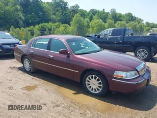 2007 Lincoln Town Car Signature z VIN 1LNHM81V47Y633480, wystawiony jako IAAI lot #42547209 z przebiegiem 205 542 mil mil oraz . Historia ofert i sprzedaży dostępna na DreamBid. Obrazek 1.