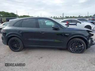 2021 Porsche Cayenne E-Hybrid Hybrid z VIN WP1AE2AYXMDA24566, wystawiony jako IAAI lot #41815737 z przebiegiem 51 149 mil mil oraz . Historia ofert i sprzedaży dostępna na DreamBid. Obrazek 14.