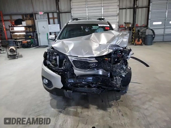 2013 Kia Sorento LX z VIN 5XYKT3A62DG348239, wystawiony jako Copart lot #52022165 z przebiegiem Nie podano mil oraz Szkoda całkowita • Salvage title. Historia ofert i sprzedaży dostępna na DreamBid. Obrazek 12.