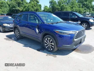 2022 Toyota Corolla Cross XLE z VIN 7MUDAABG4NV004836, wystawiony jako IAAI lot #42546573 z przebiegiem 23 821 mil mil oraz . Historia ofert i sprzedaży dostępna na DreamBid. Obrazek 1.