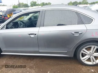 2015 Volkswagen Passat SEL Premium z VIN 1VWCV7A39FC076059, wystawiony jako IAAI lot #42067109 z przebiegiem 161 850 mil mil oraz . Historia ofert i sprzedaży dostępna na DreamBid. Obrazek 15.