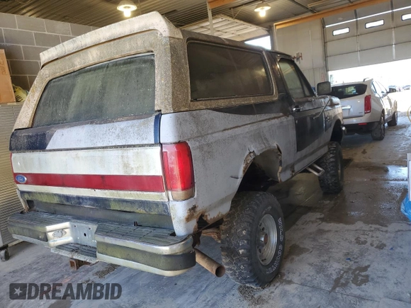 1990 Ford Bronco Custom z VIN 1FMEU15H7LLB32721, wystawiony jako Copart lot #84829284 z przebiegiem 171 424 mil mil oraz Czysty tytuł • Clean title. Historia ofert i sprzedaży dostępna na DreamBid. Obrazek 3.