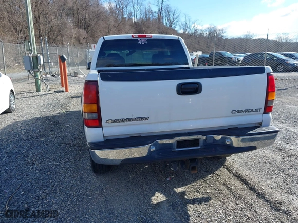 2000 Chevrolet Silverado 1500 LT with VIN 1GCEK19T9YE384538, listed as a IAAI auction lot 41596743 with 165,594 mi miles. Bid and sale history available at carsss.com. Image 16.