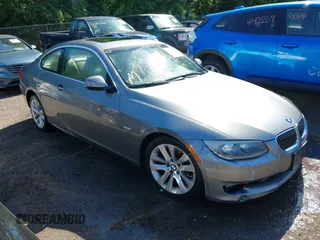 2013 BMW 3 Series 328i xDrive z VIN WBAKF5C56DE658200, wystawiony jako IAAI lot #42270750 z przebiegiem 37 548 mil mil oraz . Historia ofert i sprzedaży dostępna na DreamBid. Obrazek 1.