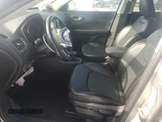 2020 Jeep Compass Trailhawk z VIN 3C4NJDDB0LT207825, wystawiony jako Copart lot #87641335 z przebiegiem Nie podano mil oraz Szkoda całkowita • Salvage title. Historia ofert i sprzedaży dostępna na DreamBid. Obrazek 7.
