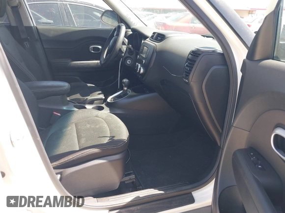 2016 Kia Soul + z VIN KNDJP3A56G7275580, wystawiony jako IAAI lot #41840328 z przebiegiem 94 859 mil mil oraz . Historia ofert i sprzedaży dostępna na DreamBid. Obrazek 5.