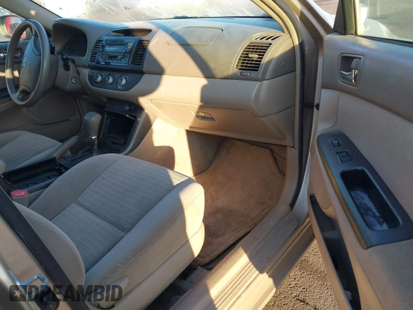 2005 Toyota Camry STD z VIN 4T1BE32KX5U015451, wystawiony jako IAAI lot #41426370 z przebiegiem 255 358 mil mil oraz . Historia ofert i sprzedaży dostępna na DreamBid. Obrazek 5.