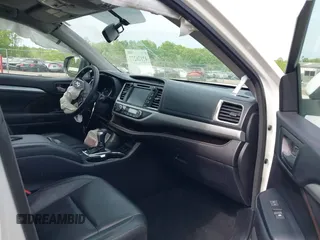 2015 Toyota Highlander XLE z VIN 5TDJKRFH2FS131663, wystawiony jako IAAI lot #42126277 z przebiegiem 108 843 mil mil oraz . Historia ofert i sprzedaży dostępna na DreamBid. Obrazek 5.