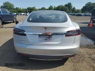 2013 Tesla Model S z VIN 5YJSA1CG9DFP06427, wystawiony jako Copart lot #59515845 z przebiegiem 49 446 mil mil oraz Szkoda całkowita • Salvage title. Historia ofert i sprzedaży dostępna na DreamBid. Obrazek 6.